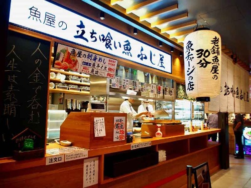 「立ち食い魚 ふじ屋」は「スタンドふじ」などの海鮮居酒屋を大阪で展開する企業の新業態。新鮮な魚を安く食べられる