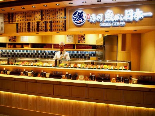 立ち食い寿司の「魚がし日本一」も百貨店初出店。いか2個162円、まぐろ2個216円から。テイクアウト用メニューもあり