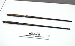 「仕込み火ばし」。火ばしの中にも刃物が！