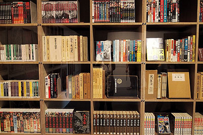 ズラリと並ぶ忍者関係の本やDVD。マンガも歴史書も横並びに展示されている