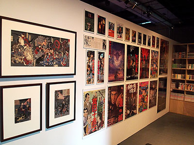 忍者映画のポスターや忍者が描かれた浮世絵も展示