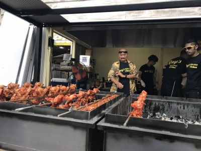スタッフに焼き方を指導する創業者のレイ・タントグ氏