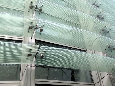 この水平に設置されたガラス、通称ルーバーの表面の水玉模様が、建物の中に入る日光の光や熱を和らげているのだそうだ