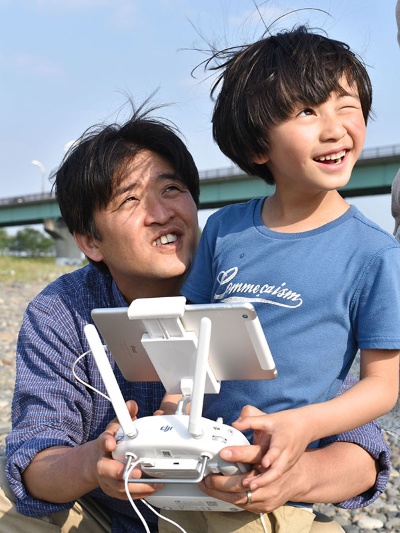 最新の高性能ドローンは、マニアではないファミリーでも安心して操縦や撮影が楽しめる工夫が幾重にも凝らされていた