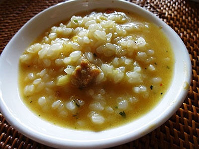 チェンマイカレーラーメン、コルマカレーラーメンを食べ終わった後のスープにライスを投入。スープに使用されているスパイスの個性が、より際立って感じられた