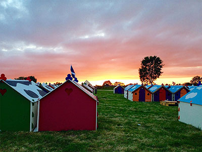 グラストンベリー・フェスティバルに登場した、4000人収容できるテント施設「Worthy View」。Beautiful Sunset at Worthy View (c) Andrew Shroff / glastonburyfestivals.co.uk 