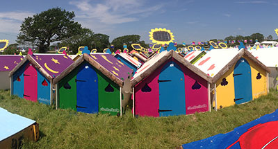とてもカラフルな簡易ベッド付きの小屋、ポッドパッド。(c)podpads.com