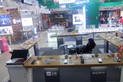 家電量販店の携帯電話フロア。最近はネットと店頭の価格差がなくなった