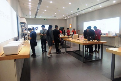 白いスマート家電とスマートフォンをコンセプトにしたシャオミの店舗
