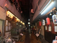 3個1500円クラスの広角レンズで撮影。昭和っぽいアーケードの飲み屋街も広々と写せた。旅行やレジャーには1つ持っていきたい外付けレンズだ