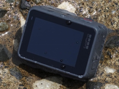 本体に操作ボタンは2つしかないが、背面に2型のタッチパネル液晶を標準で搭載している