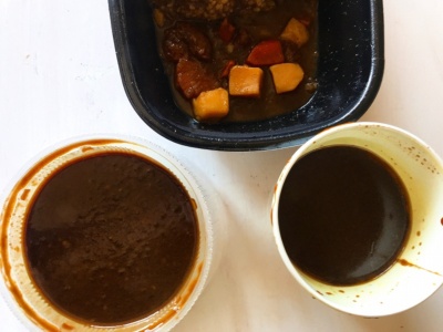 3品同時に食べ比べてみた。すき家のカレー弁当（写真上）、吉野家の黒カレー（写真右）、松屋のオリジナルカレー（写真左）