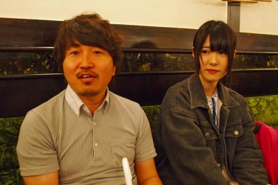 左：「Enka Girls」のプロデューサー、大石一尋氏、右：Enka Girlsのメンバー、遠矢るいさん