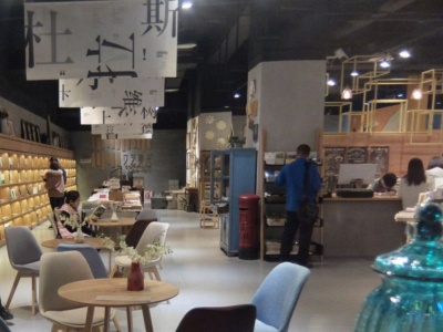新しいタイプの書店では、客は併設されたカフェのコーヒーを飲みながら、いすに座って試し読み