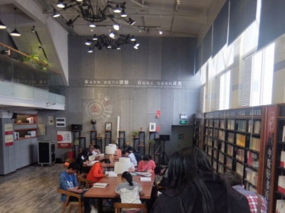 新華書店など従来の書店も追従し、旗艦店クラスは内装を変えてカフェを併設し始めた