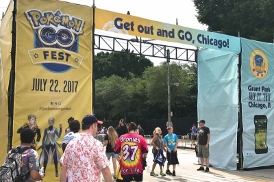 Pokemon GO Festの入場ゲートは意外と地味で小さかった。約2万人の入場者には不十分で、入場まで何時間も待たされたトレーナーが多かった