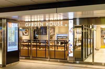 「ガーデンハウス　カフェ」には60席のカフェスペースもあり、鎌倉本店で人気のサラダやデリも味わえる