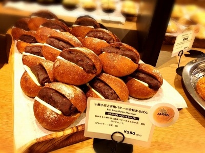 オープン記念として「日本のパン」コーナーを特設。あんぱんやメロンパン、カレーパンなど日本独自のパンを、人気ベーカリーがアレンジしたオリジナル品を販売している
