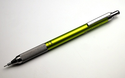 トンボ鉛筆「モノグラフゼロ」（600円）。写真はライム、0.5mmタイプ