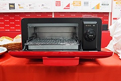 外形デザインも庫内も一見するとオーブントースターのような見た目のAX-H1-R