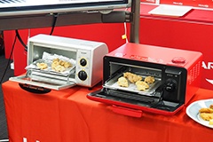 会場では一般的なヒーター式のオーブントースター（左）とAX-H1-R（右）で鶏の空揚げを温め直しするデモンストレーションも行われた