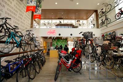 日本で発売されている主な電動アシスト自転車すべてを取り扱う「モトベロ」。購入者には安全点検永年無料のサービスも行う