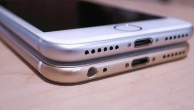iPhone 7（上）では旧機種（下）にあったヘッドホンジャックを廃止した