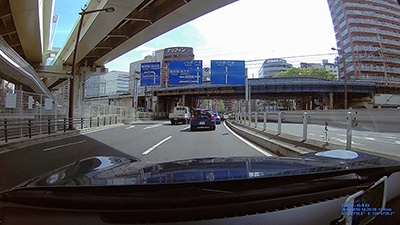 撮影解像度が高いと、映像はより精細になる。周囲の車のナンバープレート、道路標識なども動画で判別しやすい。写真は2304×1296ドットで記録する「DRV-610」（ケンウッド）で撮影した映像