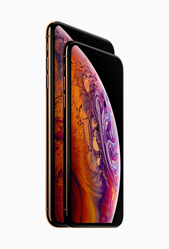 5.8型のiPhone XS（右）と6.5型のiPhone XS Max（左）
