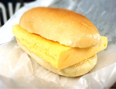 渋谷のサンドイッチ店「キャメルバック」の「すしやの玉子サンド」（410円）。卵焼きの道具はすべて寿司店と同じものを使用し、だしもカツオ節より上品な味わいのマグロ節の血合いを抜いたものを使用した寿司店仕様。ただし卵焼きの形はパンに合わせ、少し薄め・幅広に焼き上げている