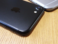 iPhone 7はアンテナラインが移動して目立たなくなった。あえてよく見える角度を選んで撮影した。右上に少し写っているのは、スペースグレイのiPhone 6s。アンテナラインが背面を横断していることが分かる