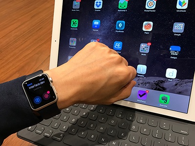 今井さんのApple WatchにSlackを表示させているところ。後ろに見えるのは、iPad Proと専用キーボード