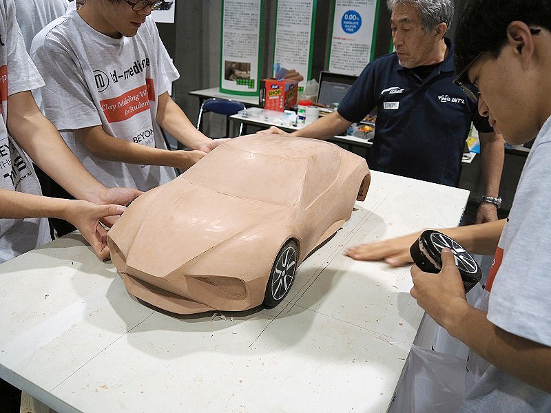 デジタル全盛時代でも車の設計に粘土を使う理由 日経ビジネス電子版