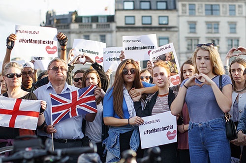5月22日にマンチェスターで起きた自爆テロ事件後、英国各地で犠牲者を追悼する集会が開かれた（写真：Anadolu Agency）