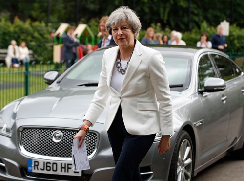 6月8日の英下院選挙当日、地元の投票所で投票したテリーザ・メイ英首相(写真:AP/アフロ)