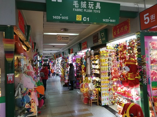 世界最大の市場と呼ばれる義烏マーケット。店舗数7万以上と言われ、世界中からあらゆる雑貨を仕入れにバイヤーが集まる