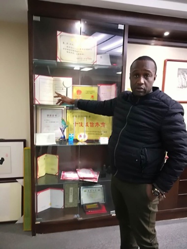Tiera SOURAKHATA(文中ではソーラ氏とする)氏。中国での活動が認められ、セネガルの大統領顧問も務める。(写真:伊藤亜聖)