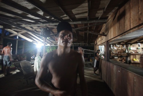 日曜日、男たちは売店に集まり、1日中飲み、踊る (c)Eduard MAKINO