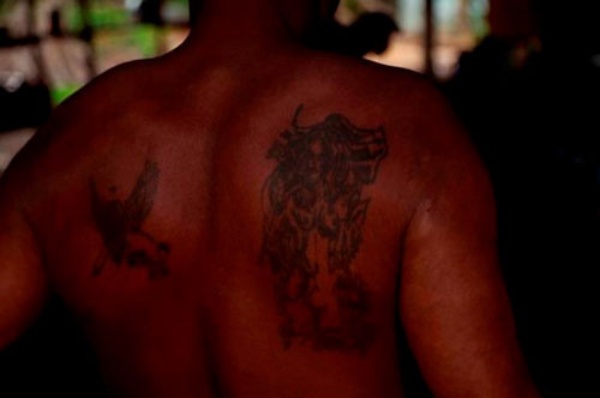 内臓ちぢれ男 が刺青を背に金を掘るわけ 3ページ目 日経ビジネス電子版 内臓ちぢれ男 が刺青を背に金を掘るわけ 3ページ目 日経ビジネス電子版