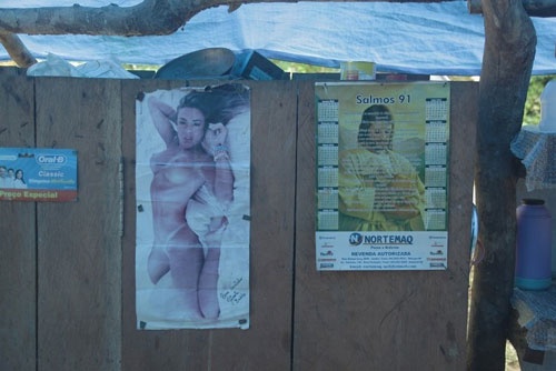 台所には、クイジネーラが貼ったキリストのカレンダーと、ガリンペイロが貼ったポルノ女優のポスターがあった　（c）Eduard MAKINO