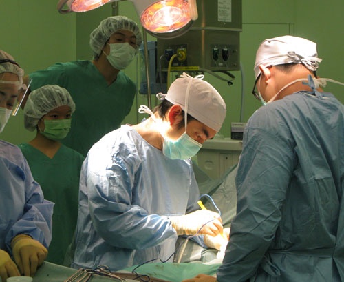 順天堂練馬病院で行われた乳がん摘出手術に立ち会う広尾学園の生徒（左手奥の2人）