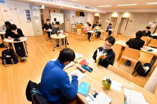 寮内で自習に励む海陽の生徒(写真:早川俊昭)