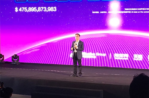 3兆元突破を受けてあいさつするアリババの張勇CEO(最高経営責任者)