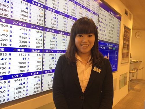 みずほ証券の権田麻衣さん。「(課長とは)女性なのにすごいね」と顧客から 言われることも多いという