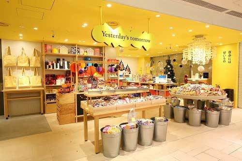 ルミネエスト新宿に開いた菓子店「Yesterday’s tomorrow」。全国800を超す種類の菓子が並ぶ。右が量り売りコーナー「ぐるぐる」