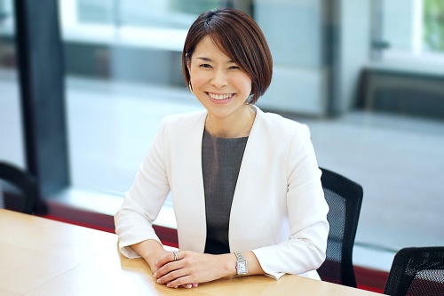 役員となり、周りからみられることを意識して服装や髪形にも気を遣うようになった。きちんとしたジャケット姿で通す