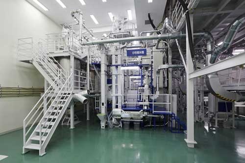 アイリスオーヤマグループ工場(宮城県)の精米機。低温で精米し、食味の良い白米を国内外で販売する