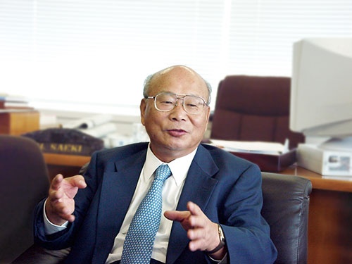 <b>佐伯弘文(さえき・ひろぶみ)氏</b><br/>1939年兵庫県生まれ。1962年に東京外国語大学英米科卒業し、日本ガイシに入社。1964年に神戸製鋼所入社。専務取締役 を経て2000年、神鋼電機(現シンフォニアテクノロジー) の社長に就任。会長を経て2009年から相談役。2011年に相談役を退任。