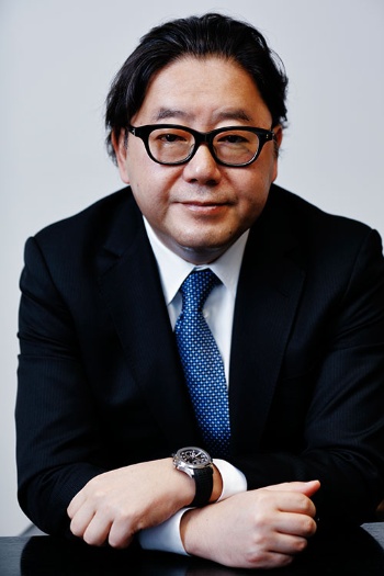 秋元 康(あきもと・やすし)氏1958年生まれ。東京都出身。高校時代から放送作家として活動。「ザ・ベストテン」など数々の番組構成を手掛ける。83年以降、作詞家として美空ひばりさんの「川の流れのように」をはじめ、数々のヒット曲を世に送り出す。現在は、国民的アイドルAKB48グループと、乃木坂46・欅坂46の総合プロデューサーも務める。(写真:竹井 俊晴)