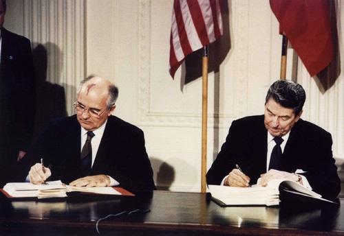 1987年12月、当時のゴルバチョフ・ソ連共産党書記長(左)とレーガン米大統領(右)は中距離核戦力(INF)全廃条約に調印した(写真:ロイター/アフロ)